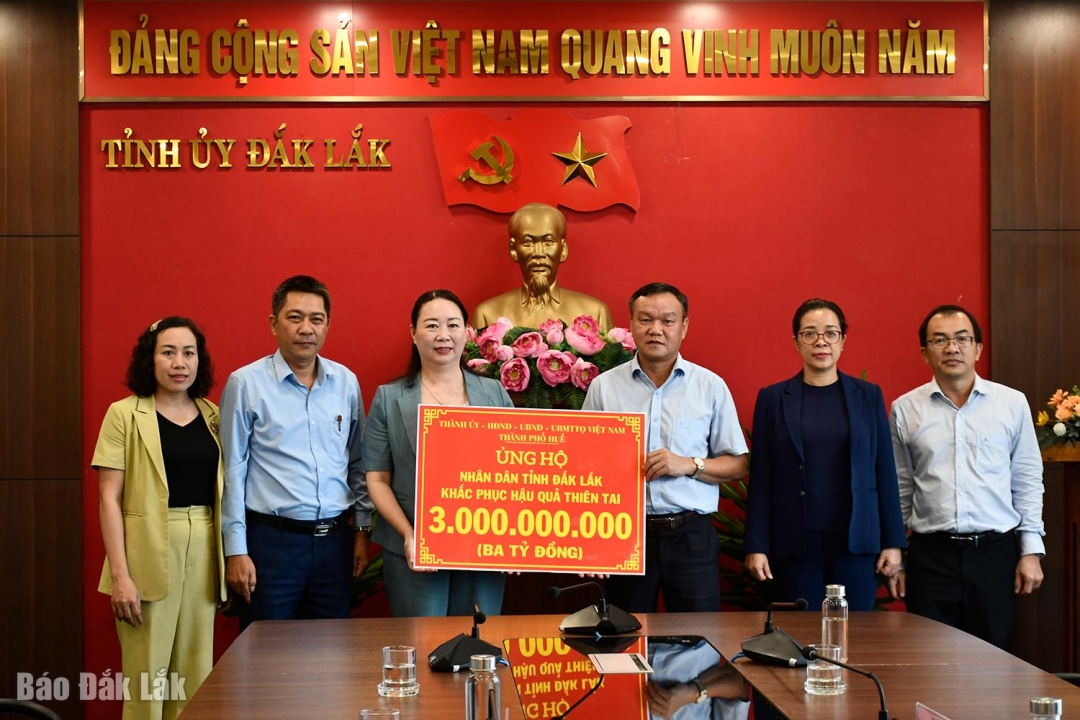 គណៈប្រតិភូទីក្រុង Hue បានបង្ហាញបន្ទះនិមិត្តសញ្ញាចំនួន ៣ ពាន់លានដុង ដើម្បីជួយខេត្ត Dak Lak ក្នុងការជំនះពុះពារផលវិបាកនៃគ្រោះធម្មជាតិ។