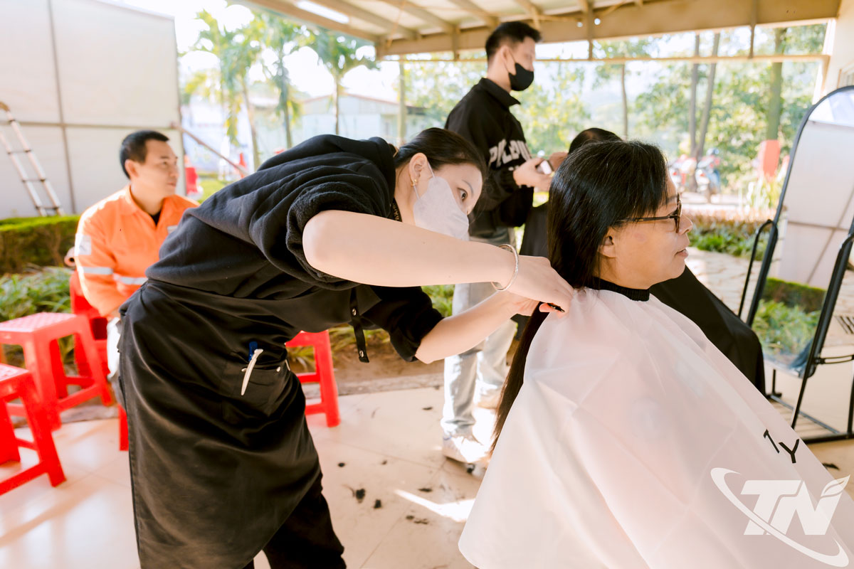 ປີນີ້, ບໍລິສັດ ນູ່ຟາວ ກໍ່ໄດ້ຈັດງານບໍລິຈາກຜົມໃຫ້ຄົນເຈັບທີ່ເປັນມະເຮັງ.