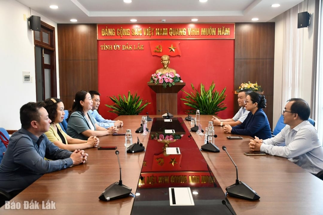 ថ្នាក់ដឹកនាំគណៈកម្មាធិការបក្សខេត្ត និងគណៈកម្មាធិការប្រជាជនខេត្ត បានទទួលគណៈប្រតិភូការងារទីក្រុង Hue ។