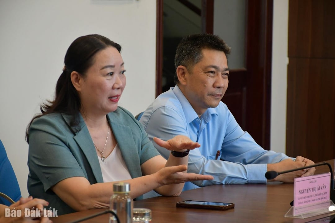 អនុប្រធានអចិន្ត្រៃយ៍នៃគណៈកម្មាធិការរណសិរ្សមាតុភូមិវៀតណាមនៃទីក្រុង Hue Nguyen Thi Ai Van បានចែករំលែកបទពិសោធន៍របស់ប្រជាជន Hue ក្នុងការឆ្លើយតប និងជំនះពុះពារផលវិបាកដោយទឹកជំនន់។