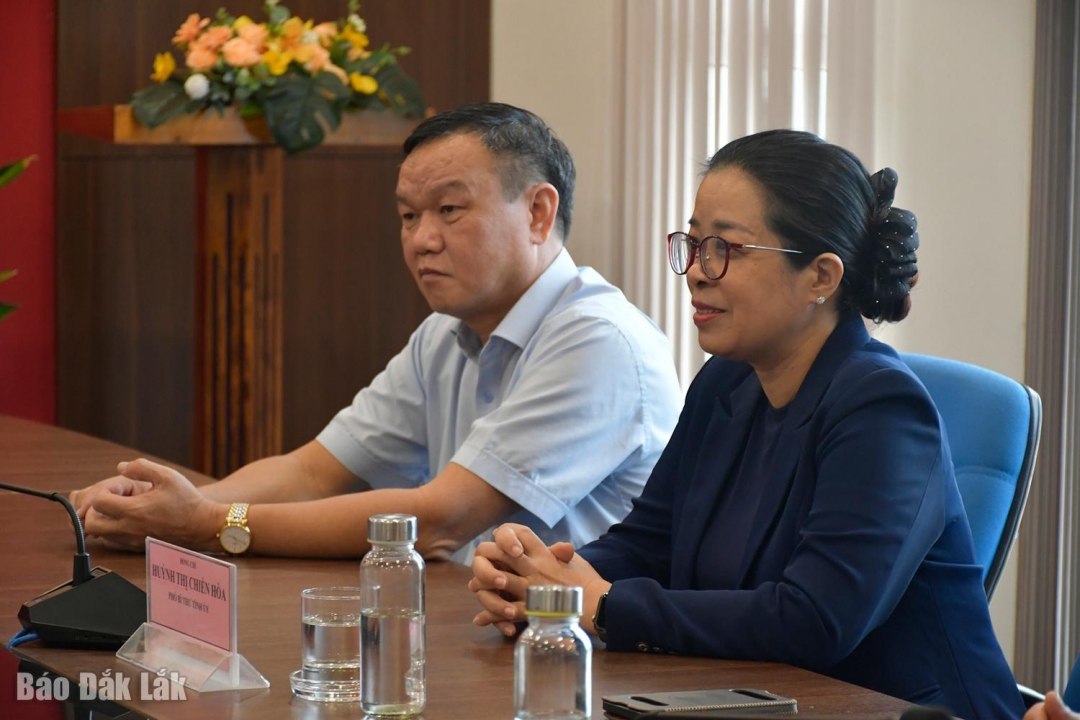 អនុលេខាគណៈកម្មាធិការបក្សខេត្ត Huynh Thi Chien Hoa បានសម្តែងនូវការគោរពដឹងគុណចំពោះសេចក្តីស្រលាញ់ដ៏ជ្រាលជ្រៅរបស់គណៈកម្មាធិការបក្ស និងប្រជាជនទីក្រុង Hue សម្រាប់ខេត្ត Dak Lak។