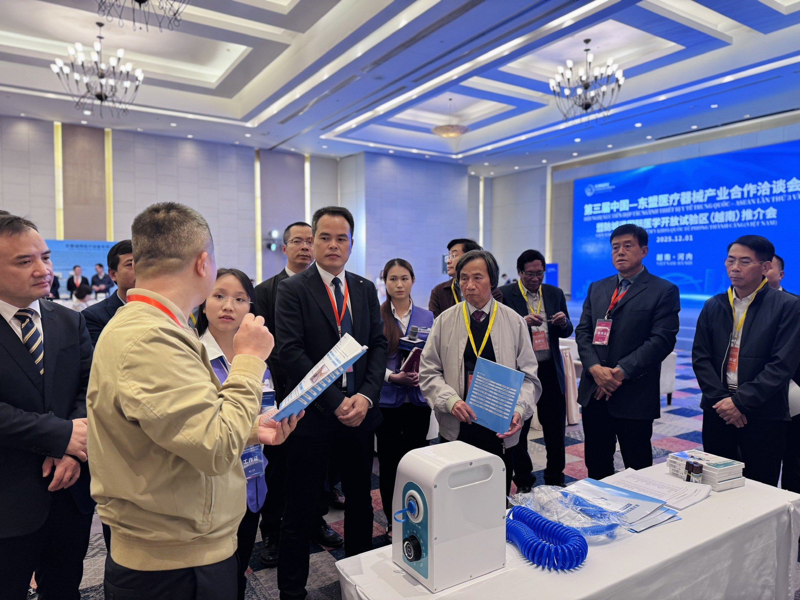 Các đại biểu tham quan các gian hàng. (Ảnh: Mai Thuỳ)