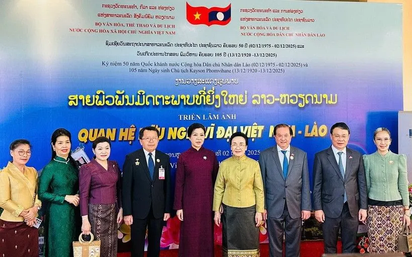 De två damerna tog foton med delegater vid öppningsceremonin för Vietnam Film Week i Laos och fotoutställningen för relationerna mellan Vietnam och Laos. (Källa: Tidningen Sport och kultur) Hai phu nhân chụp ảnh cùng các đại biểu tại Lễ Khai mạc Tuần phim Việt Nam tại Lào và Triển lãm ảnh quan hệ Việt Nam-Lào. (Nguồn: Báo Thể thao và Văn hóa)