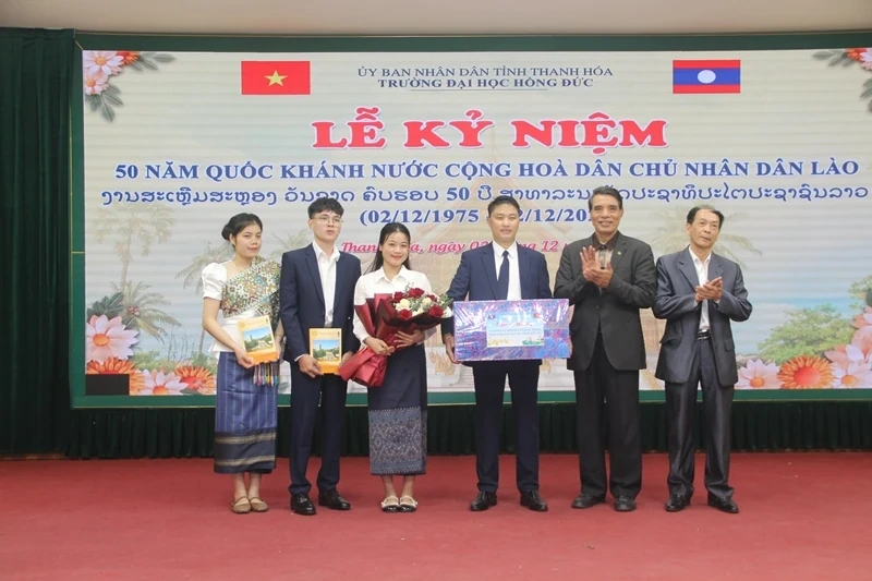 La Universidad Hong Duc celebra el 50º aniversario del Día Nacional de la República Democrática Popular Lao