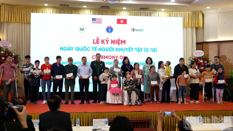 Minister Dao Hong Lan overrakte gaver til funksjonshemmede under feiringen.