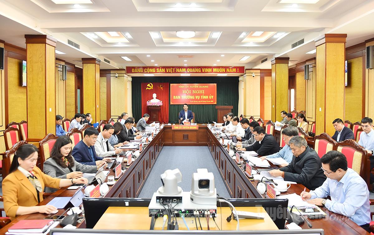 Towarzysz, sekretarz prowincji Partii Hau A Lenh przewodniczył spotkaniu Stałego Komitetu Prowincjonalnego Partii.