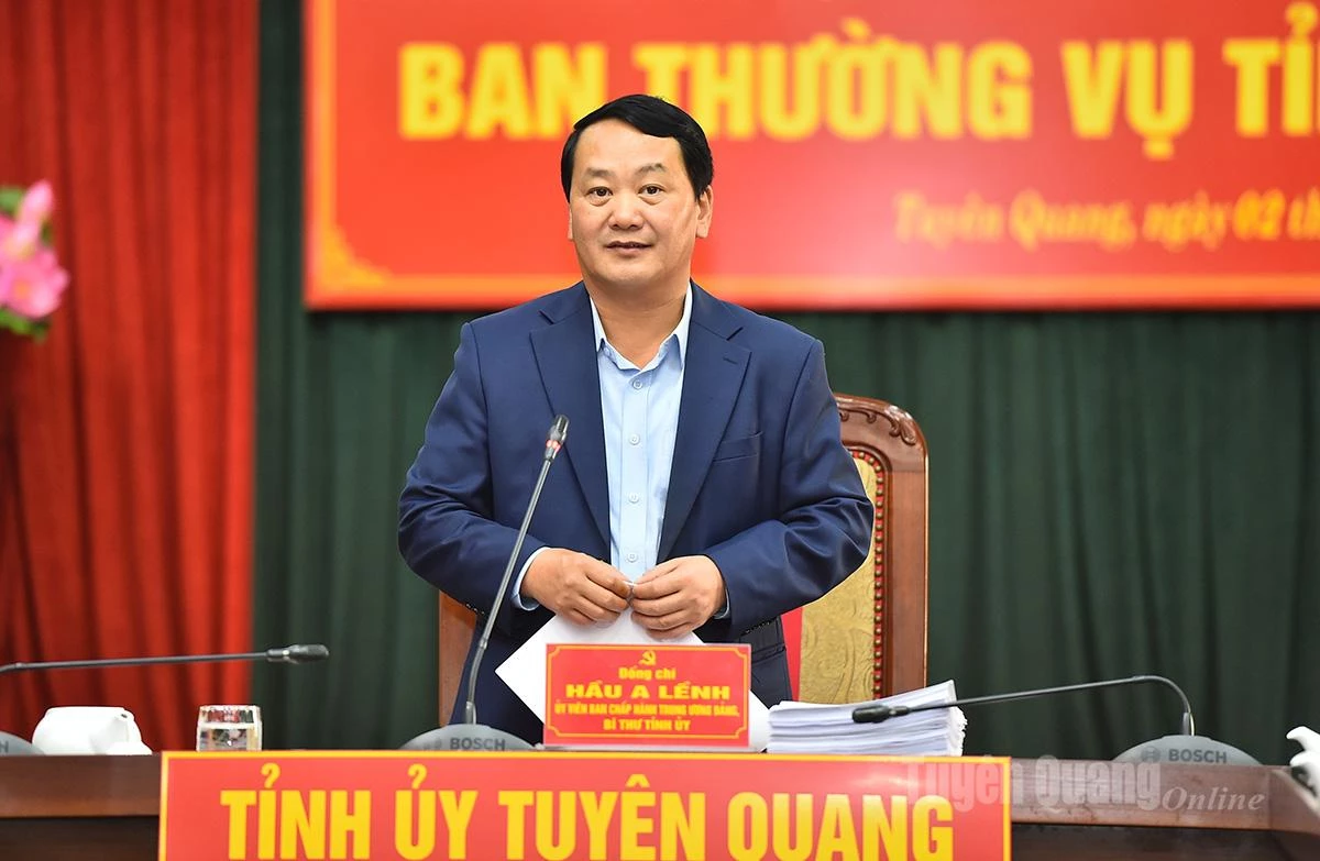 Sekretarz prowincji Hau A Lenh przemawia na konferencji