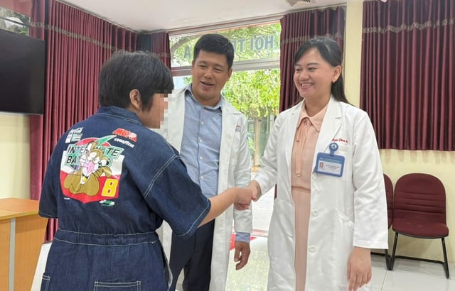 দুই মেয়ের 'ডাইনোসরের মেরুদণ্ড' সোজা করার যাত্রা - ছবি ৩। Hành trình nắn lại 'xương sống khủng long' cho hai bé gái- Ảnh 3.