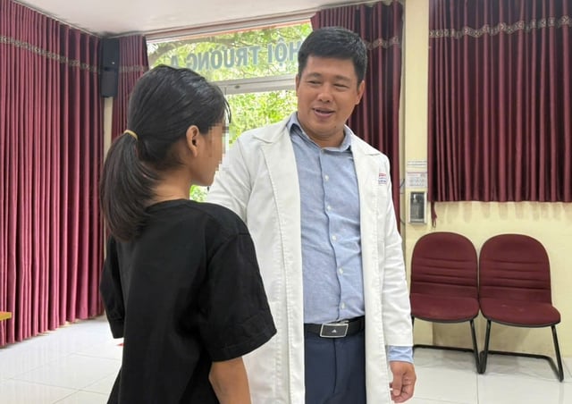 দুই মেয়ের 'ডাইনোসরের মেরুদণ্ড' সোজা করার যাত্রা - ছবি ৪। Hành trình nắn lại 'xương sống khủng long' cho hai bé gái- Ảnh 4.