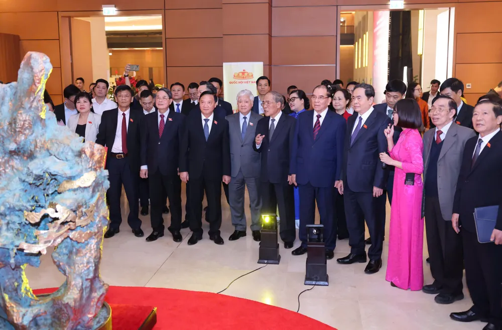 O ex-secretário-geral Nong Duc Manh, o presidente da Assembleia Nacional Tran Thanh Man e outros delegados participaram da cerimônia de inauguração do Museu da Assembleia Nacional do Vietnã na tarde de 2 de dezembro. Foto: QUANG PHUC