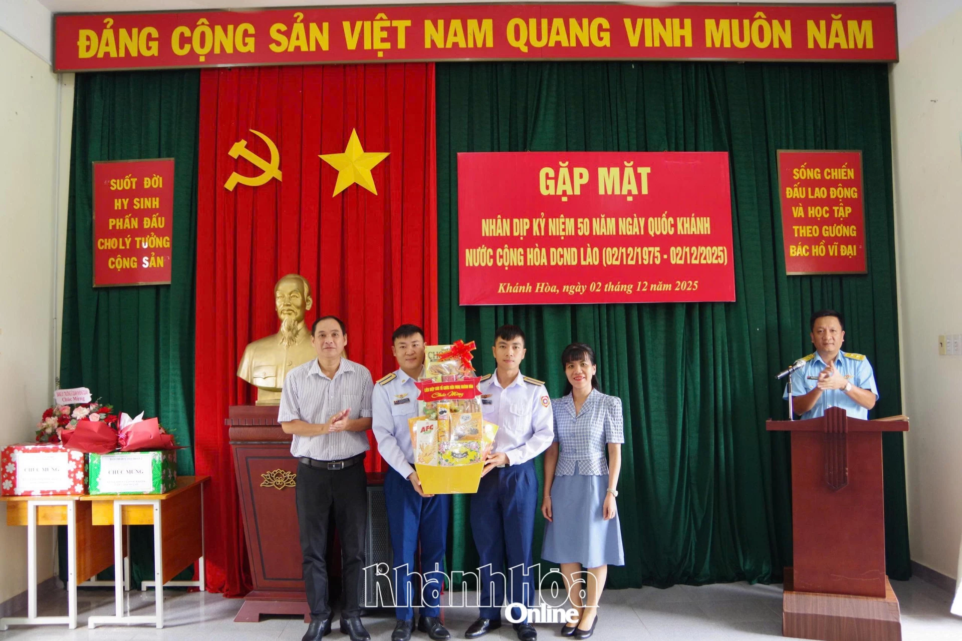 ຜູ້ຕາງໜ້າສະຫະພັນບັນດາອົງການຈັດຕັ້ງມິດຕະພາບແຂວງ ແຄ໋ງຮ່ວາ ມອບຂອງຂວັນອວຍພອນໃຫ້ແກ່ນັກສຶກສາລາວ.