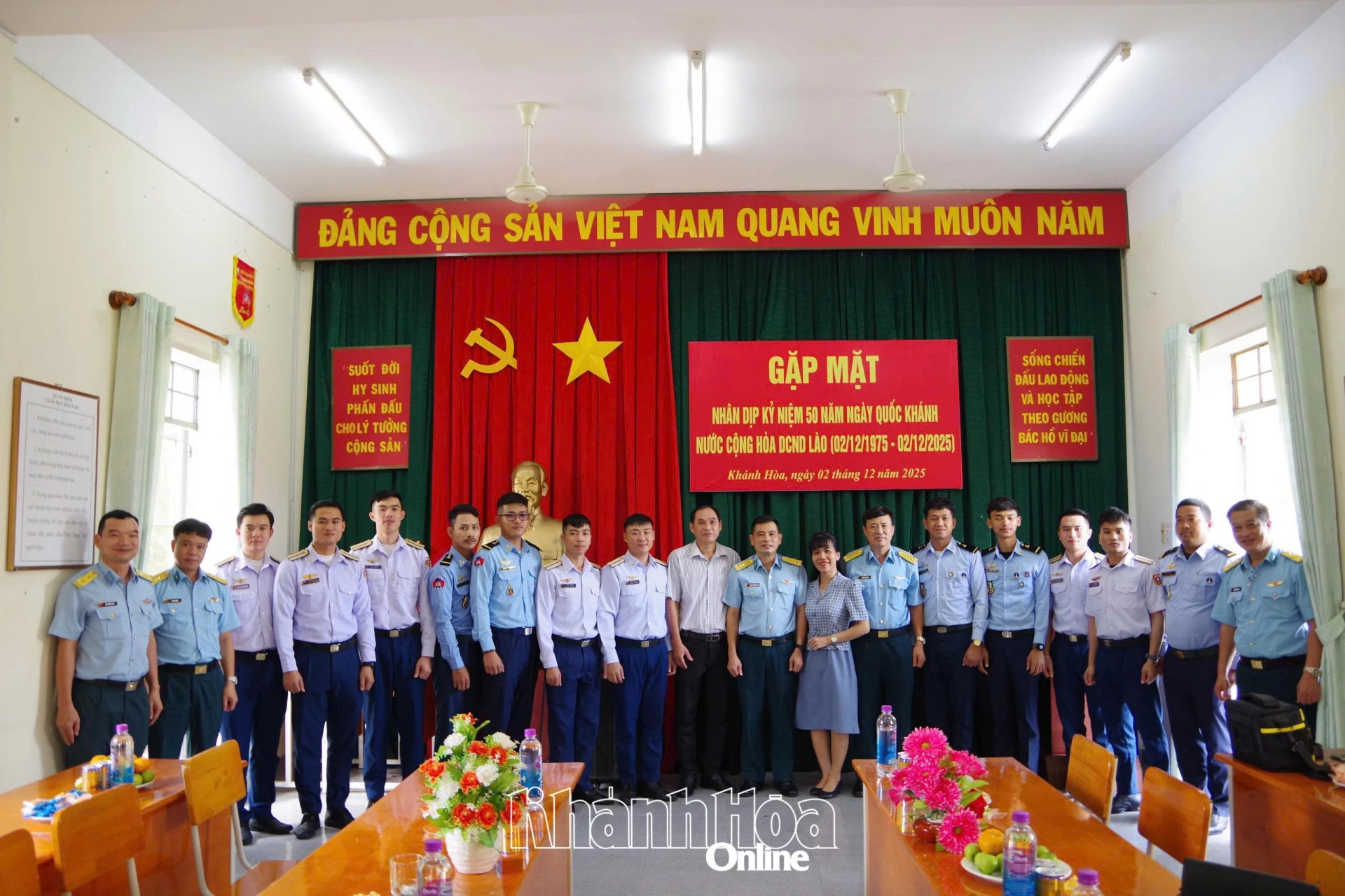 ຄະນະຜູ້ແທນ ແລະ ນັກສຶກສາລາວ ແລະ ກຳປູເຈຍ ໄດ້ຖ່າຍຮູບທີ່ລະນຶກ.