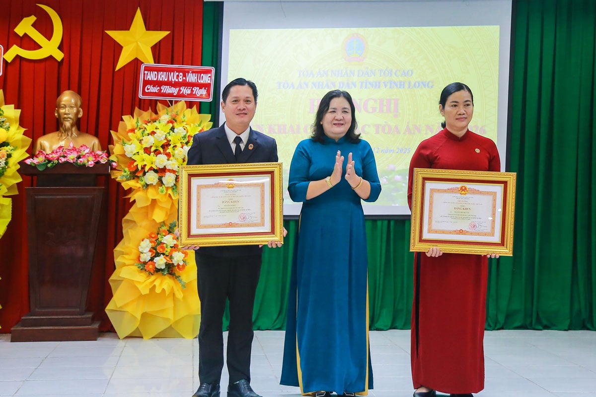Yoldaş Ho Thi Hoang Yen - İl Parti Komitesi Daimi Sekreter Yardımcısı, Başbakan'dan, sosyalizmin inşası ve Anavatan savunması davasına katkıda bulunarak çalışmalarında üstün başarılar gösteren İl Halk Mahkemesi'nden iki kişiye takdir belgeleri takdim etti.