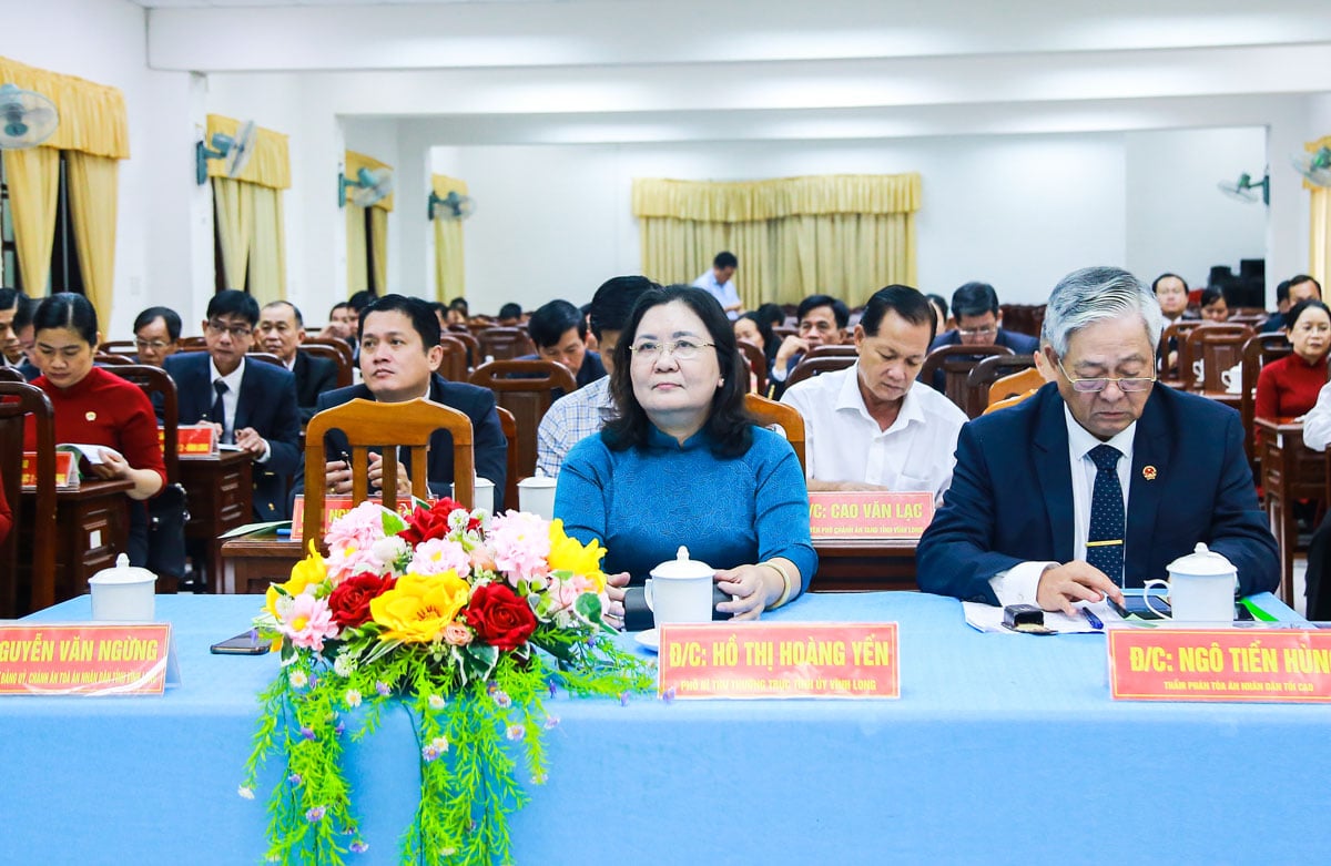 Yoldaş Ho Thi Hoang Yen - İl Parti Komitesi Daimi Sekreter Yardımcısı ve konferansa katılan delegeler.