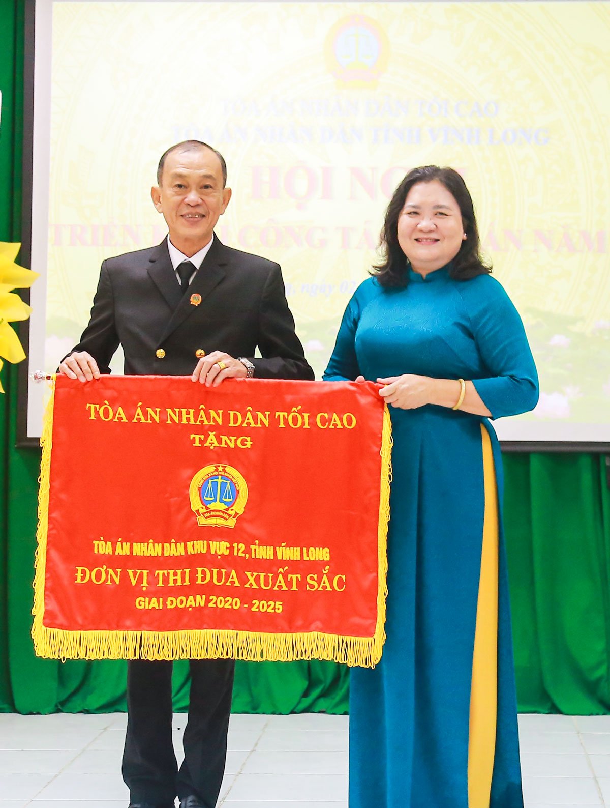 Yoldaş Ho Thi Hoang Yen, 12. Bölge Halk Mahkemesi - Vinh Long'a Yüksek Halk Mahkemesi 2020-2025 dönemi için mükemmel öykünme birimi unvanını takdim etti.