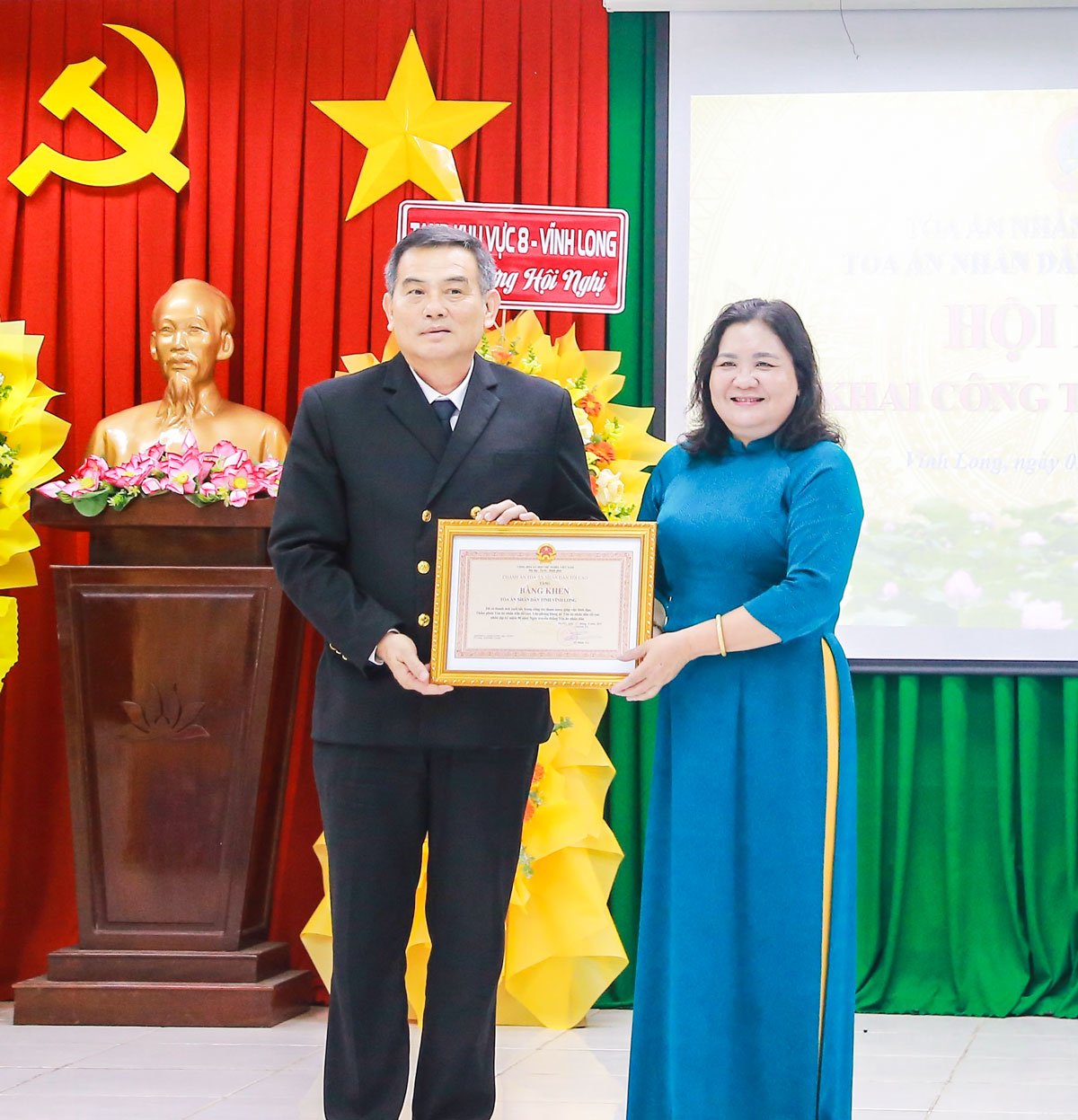 İl Parti Komitesi Daimi Sekreter Yardımcısı Ho Thi Hoang Yen, Halk Mahkemesi Geleneksel Günü'nün 80. yıl dönümü münasebetiyle, üstün başarı gösteren İl Halk Mahkemesi üyelerine Yüksek Halk Mahkemesi tarafından verilen bir takdir belgesi takdim etti.