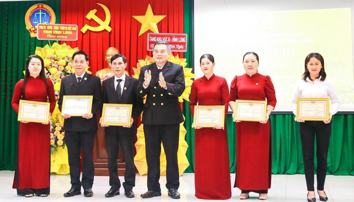 Yoldaş Nguyen Van Ngung - İl Parti Komitesi üyesi, İl Halk Mahkemesi Baş Yargıcı, Mahkemenin Kariyer Madalyasını bireylere takdim etti.