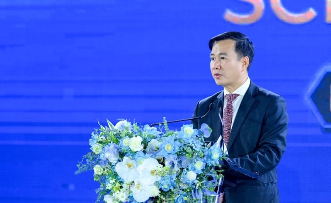 ブイ・テ・ズイ科学技術副大臣がイベントで講演した。 Thứ trưởng Bộ Khoa học và Công nghệ Bùi Thế Duy phát biểu tại sự kiện.