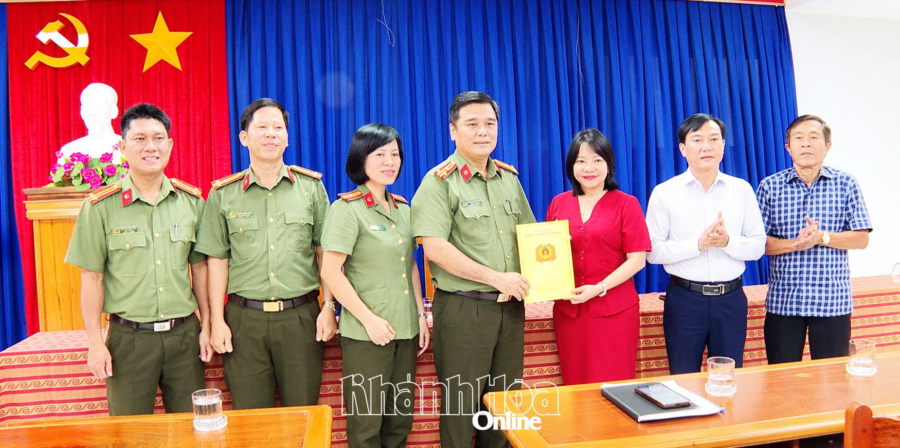 Diberi wewenang oleh Dewan Direktur Departemen Kepolisian Provinsi, Letnan Kolonel Senior Trinh Quang Hiep memberikan hadiah dan menyemangati staf Surat Kabar, Radio, dan Televisi Khanh Hoa.