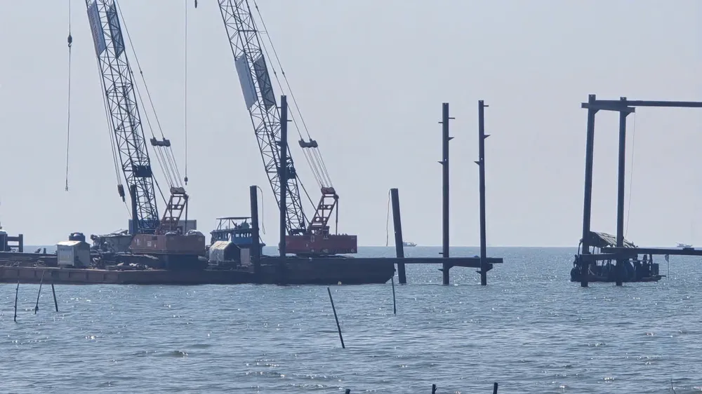 Cauza inițială a incidentului a fost stabilită a fi baterea piloților de oțel de către Thuan Thanh Kien Giang Construction Design Consulting Co., Ltd. în coridorul de siguranță al liniei de cablu.