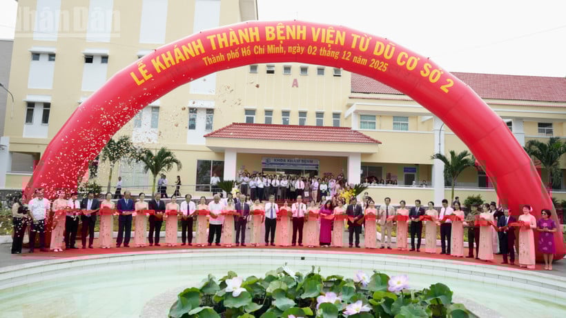 Afgevaardigden knipten het lint door bij de opening van Tu Du Ziekenhuis, afdeling 2, in Can Gio.