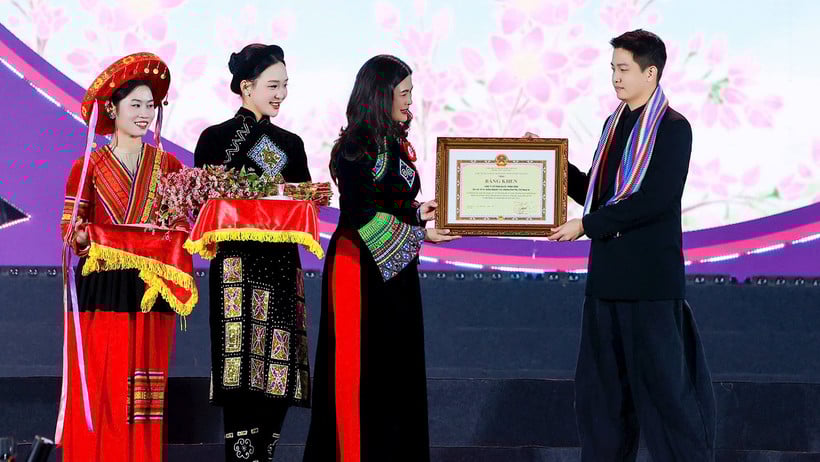 وونگ نگوک ها، نایب رئیس کمیته مردمی استان توین کوانگ، گواهی شایستگی را به مایوگو، یکی از همراهان جشنواره گل گندم سیاه، اهدا کرد. (عکس: کمیته سازماندهی)