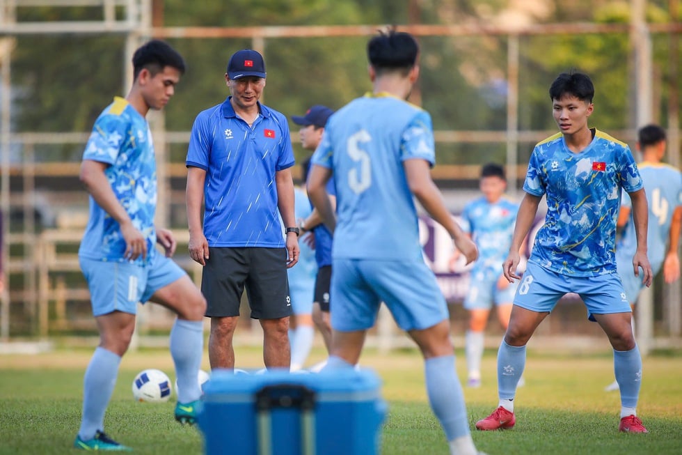 Ao revelar o motivo pelo qual a seleção sub-23 do Vietnã foi proibida de treinar no Estádio Rajamangala, o técnico Kim Sang-sik fez uma atitude estranha - Foto 1. Hé lộ lý do U.23 Việt Nam không được tập sân Rajamangala, HLV Kim Sang-sik có động thái lạ- Ảnh 1.