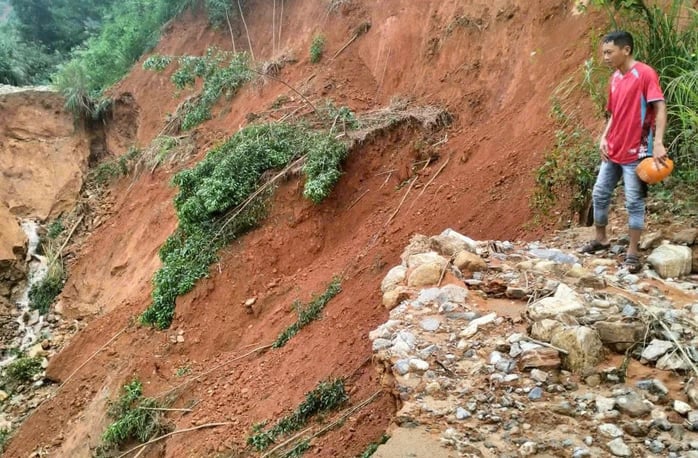 بسیاری از مسیرهای اصلی ترافیکی در کوانگ نگای به دلیل سیل به شدت آسیب دیده‌اند.