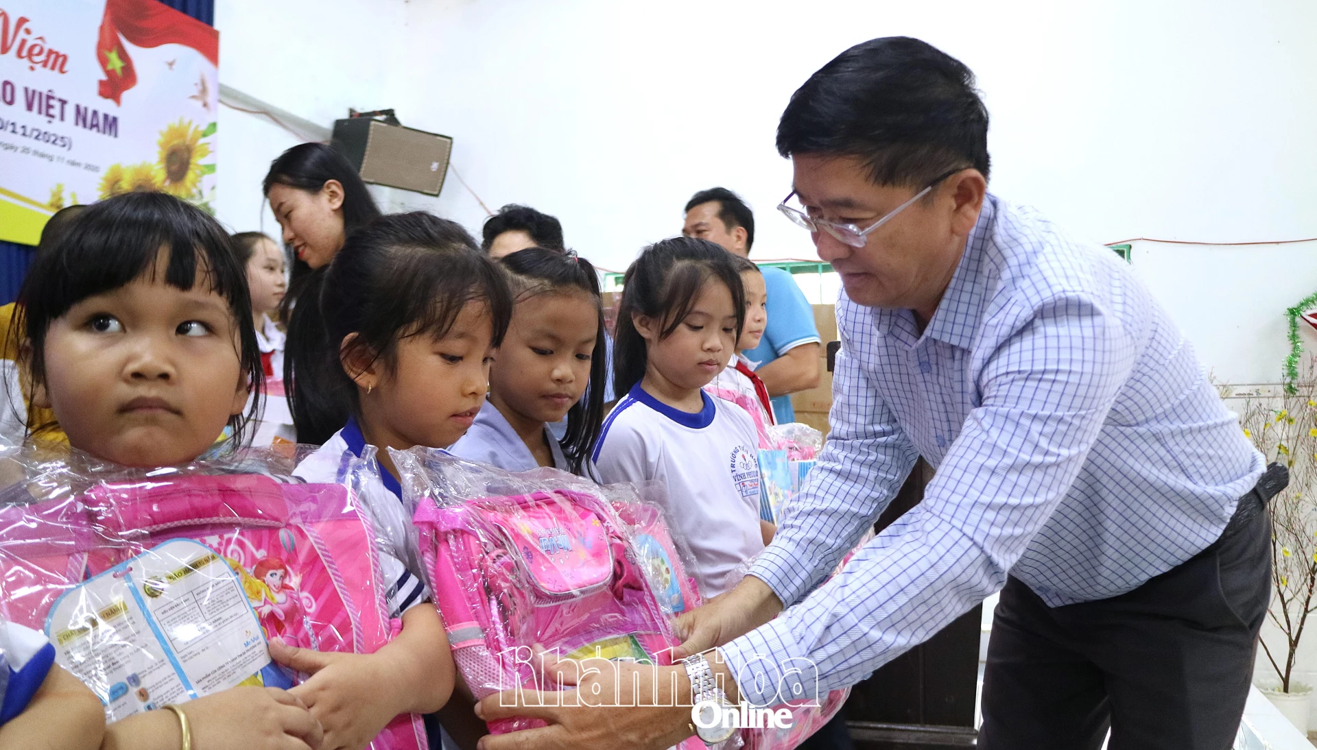 Pemimpin Surat Kabar, Radio dan Televisi Khanh Hoa memberikan hadiah kepada siswa Sekolah Dasar Vinh Phuong 2.