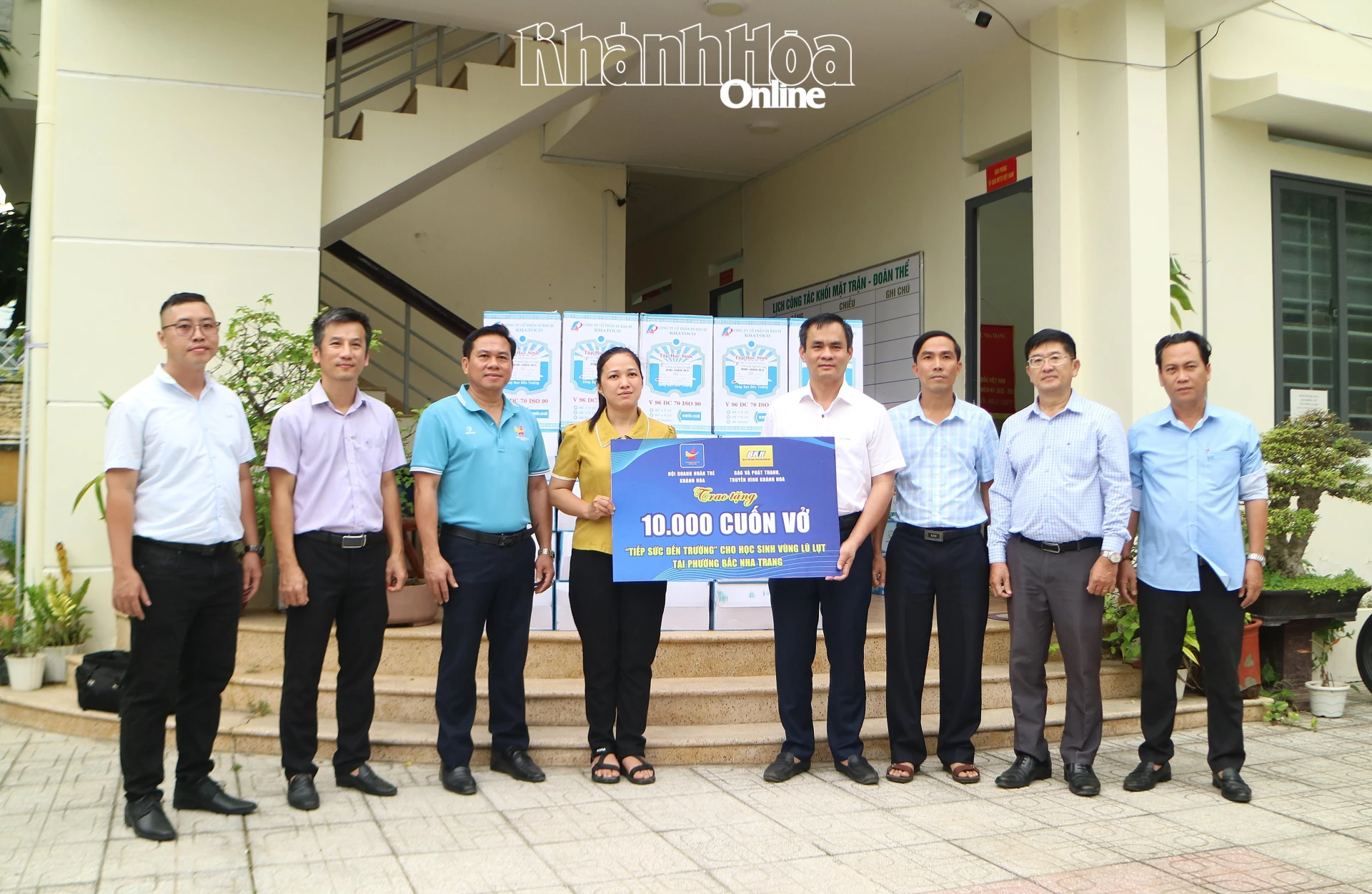 Pemimpin Surat Kabar, Radio, dan Televisi Khanh Hoa serta Asosiasi Pengusaha Muda Khanh Hoa menyerahkan 6.000 buku catatan kepada Komite Rakyat Distrik Bac Nha Trang.