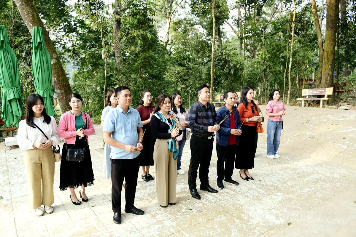 Delegatie bood wierook aan in Lan Na Nua.