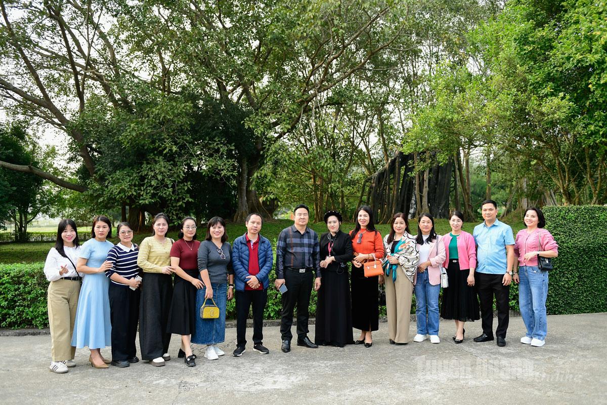 De delegatie maakte souvenirfoto's bij de banyanboom van Tan Trao.