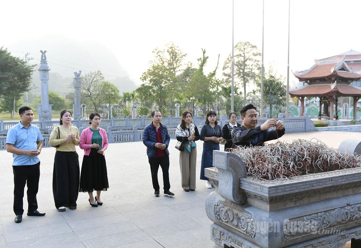 De delegatie offerde wierook bij de herdenking van president Ho Chi Minh en zijn revolutionaire voorgangers.