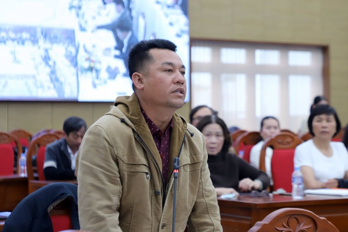 Người dân đặt câu hỏi với lãnh đạo tỉnh Lâm Đồng. Ảnh: Phạm Hoài.