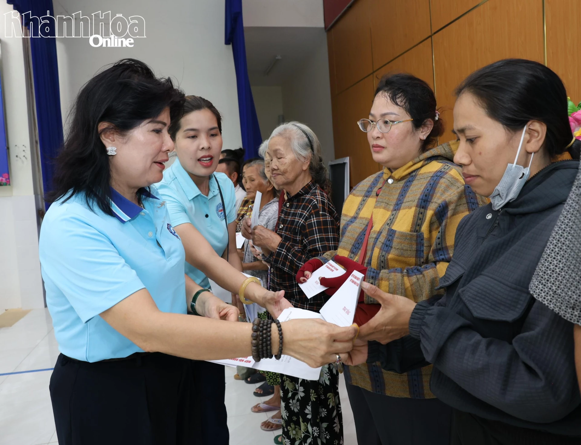 Ho Chi Minh Şehri İş Adamları Derneği Başkan Yardımcısı Bayan La Thi Lan, sel nedeniyle zarar gören Nam Nha Trang semtindeki insanlara hediyeler verdi.