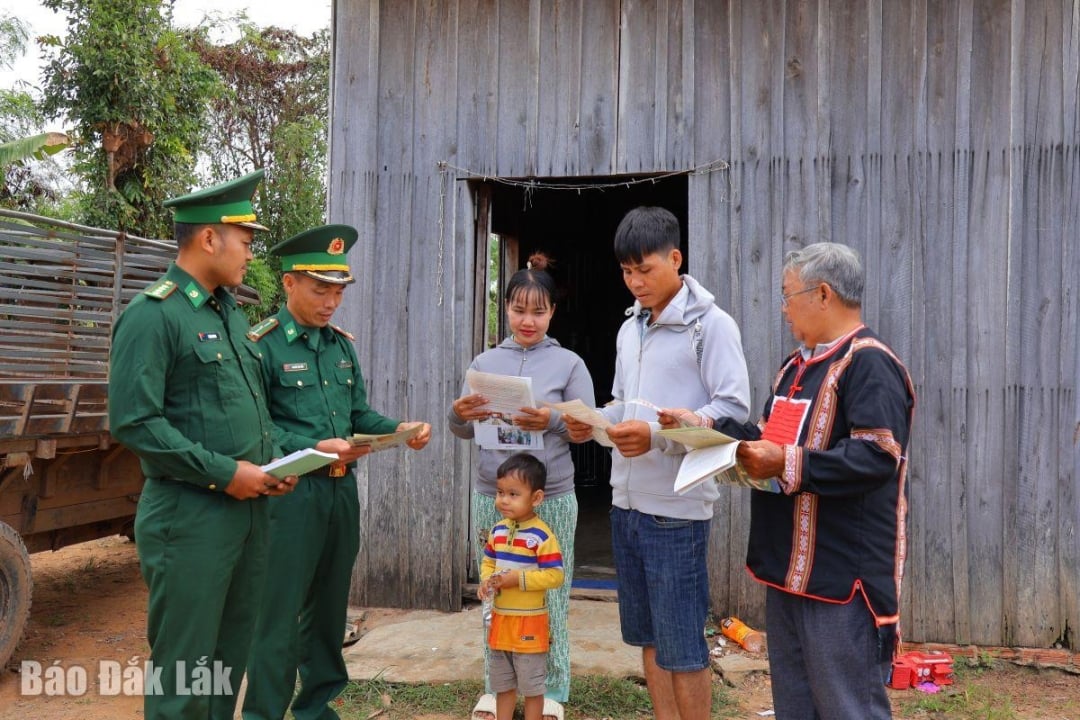 ریش‌سفید روستا، وای تونگ کوده، و ماموران مرزی، بروشورهایی توزیع کردند و قانون را برای کمک به درک مردم تبلیغ کردند.