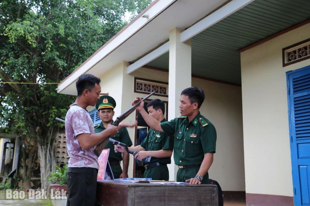 مردم محلی داوطلبانه سلاح‌های غیرقانونی خود را تحویل دادند.