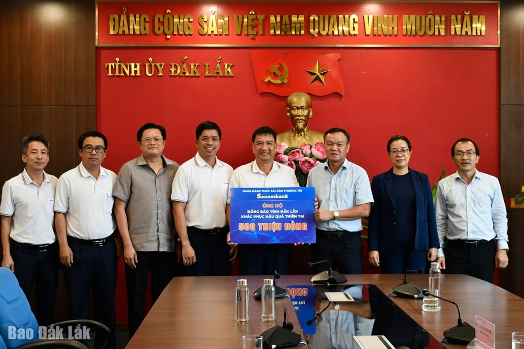 Керівники провінцій отримали 500 мільйонів донгів за підтримки Sacombank для подолання наслідків стихійних лих.