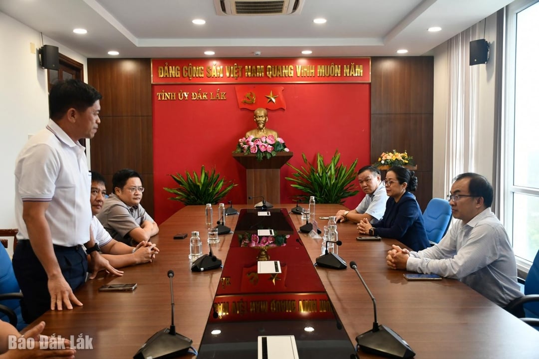 Директор відділення Sacombank у Фу Єні Тран Хоанг Ня виступив на церемонії нагородження.