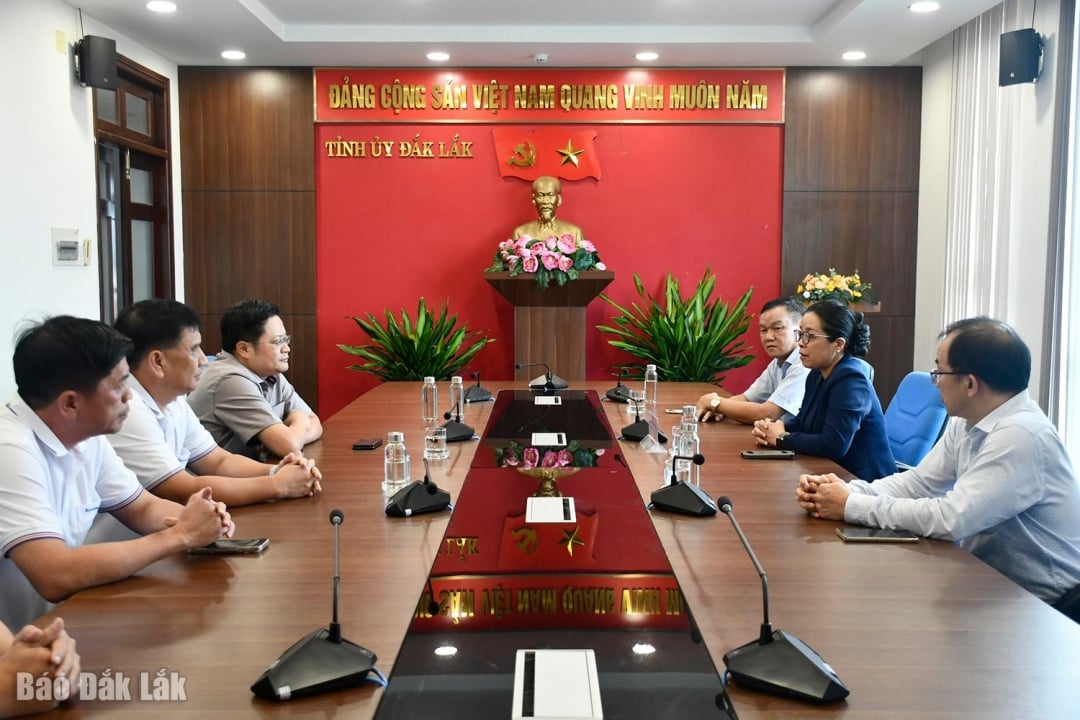 Заступник секретаря провінційного партійного комітету Хюїнь Тхі Чіен Хоа сподівається, що банк продовжуватиме супроводжувати політику практичної підтримки, щоб допомогти людям відновити виробництво та бізнес після стихійних лих.