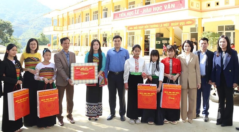 تھانہ ہوا صوبے کے چیئرمین ٹرنگ لی کمیون میں سکول کے عملے اور طلباء کو تحائف پیش کر رہے ہیں۔