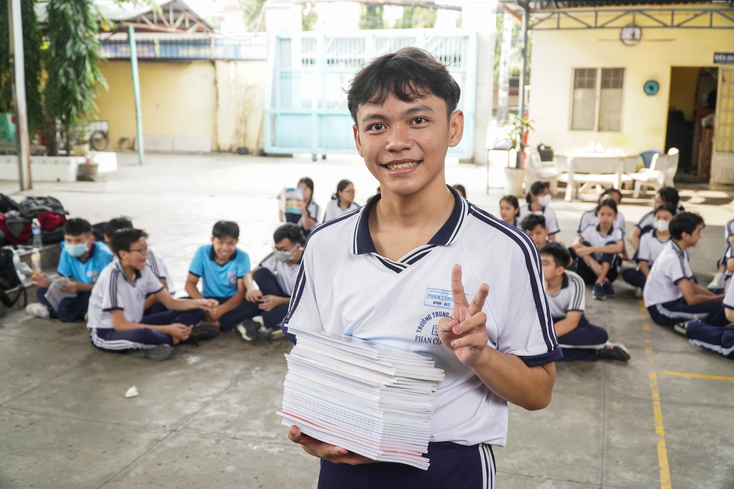 Những chồng tập trắng yêu thương ủng hộ chương trình 