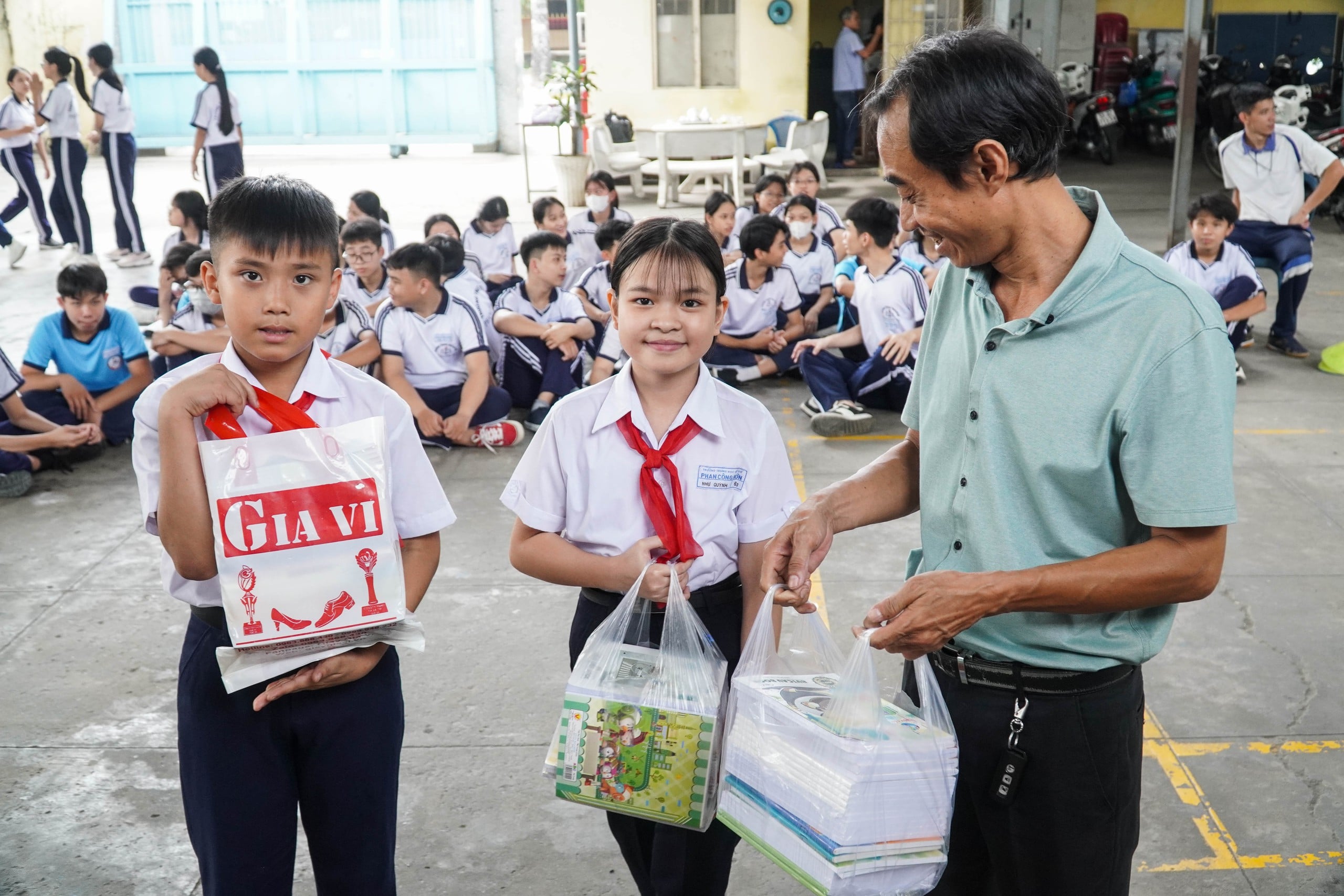 Những chồng tập trắng yêu thương ủng hộ chương trình 