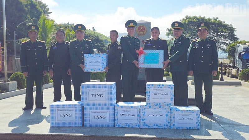 Εκπρόσωποι των Συνοριακών Σταθμών του Σον Λα οργάνωσαν μια συνάντηση και απένειμαν δώρα για να συγχαρούν τη δύναμη προστασίας των συνόρων του Λάος.
