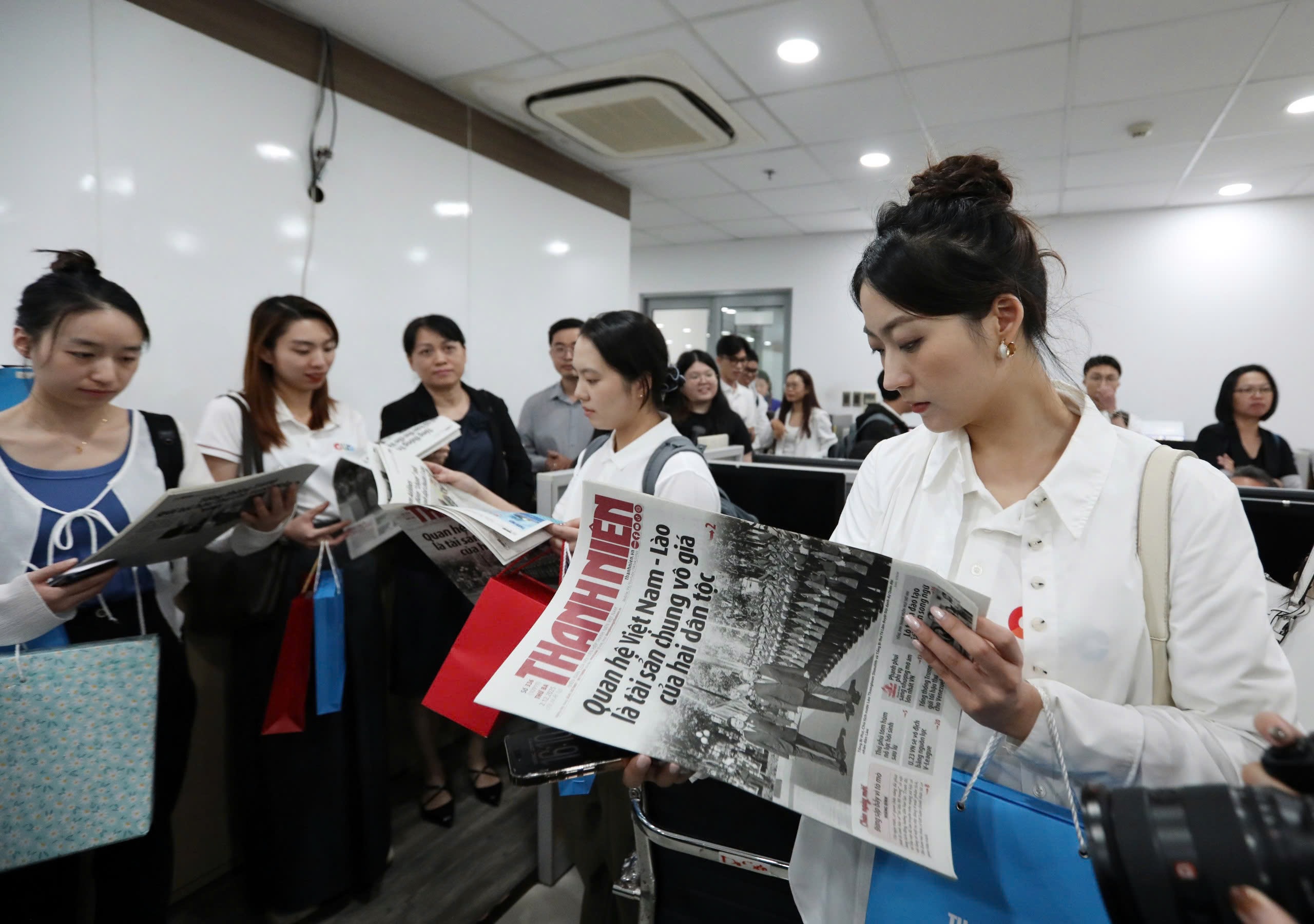 Giảng viên và nghiên cứu sinh ĐH Truyền thông Trung Quốc thăm tòa soạn Báo Thanh Niên - Ảnh 6.