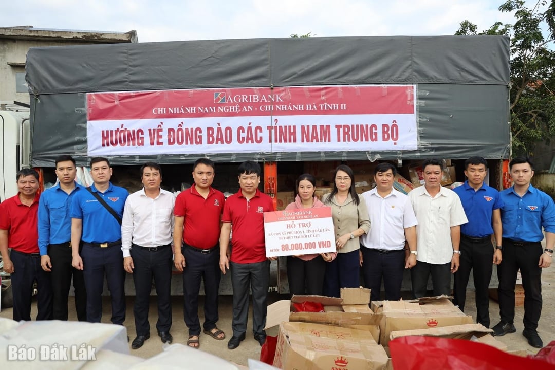 Agribank Nam Nghe An-filialen presenterade en symbolisk skylt för att stödja översvämningsoffren i Phu Hoa 1 kommun.
