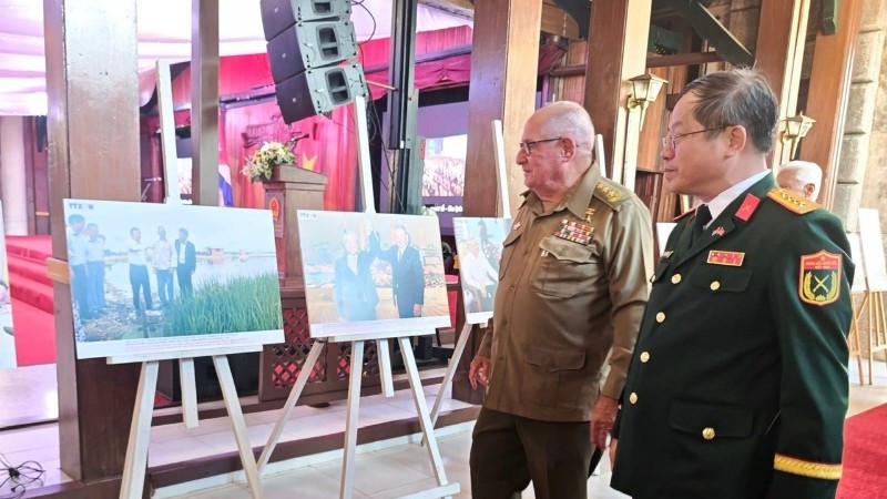 مندوبین ویتنام اور کیوبا کے تعلقات کے 65 سال پر ایک تصویری نمائش کا دورہ کر رہے ہیں۔ (تصویر: کیوبا میں ویتنامی سفارت خانہ)