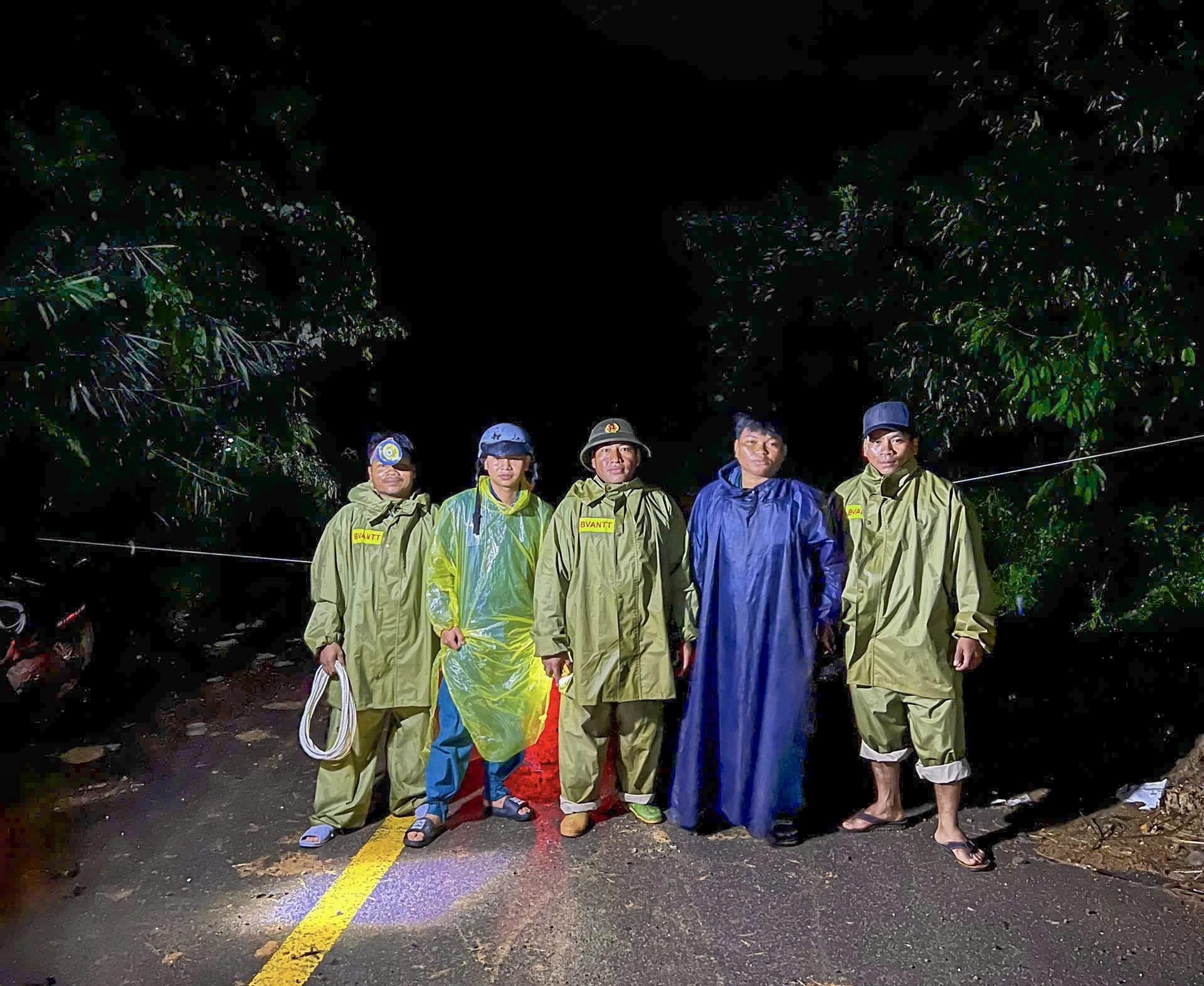 Lực lượng chức năng xã Tây Khánh Sơn chốt chặn tại khu vực Dốc Rắn không cho người dân lưu thông qua lại để đảm bảo an toàn (Ảnh địa phương cung cấp)