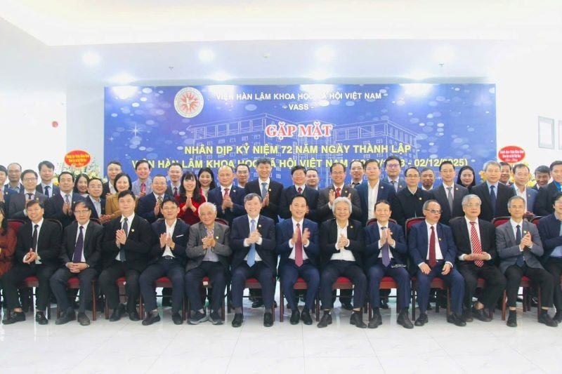 베트남 사회과학원 창립 72주년을 맞아 여러 세대의 임원진과 회동했습니다.