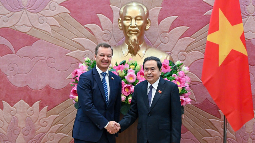 Der Vorsitzende der Nationalversammlung, Tran Thanh Man, empfing den Ersten Vizepräsidenten des Föderationsrates der Föderalen Versammlung der Russischen Föderation und Vorsitzenden der Kooperationsgruppe des Föderationsrates mit Vietnam, A. V. Yatskin, während seines Arbeitsbesuchs in Vietnam vom 29. November bis 5. Dezember. (Foto: DUY LINH)